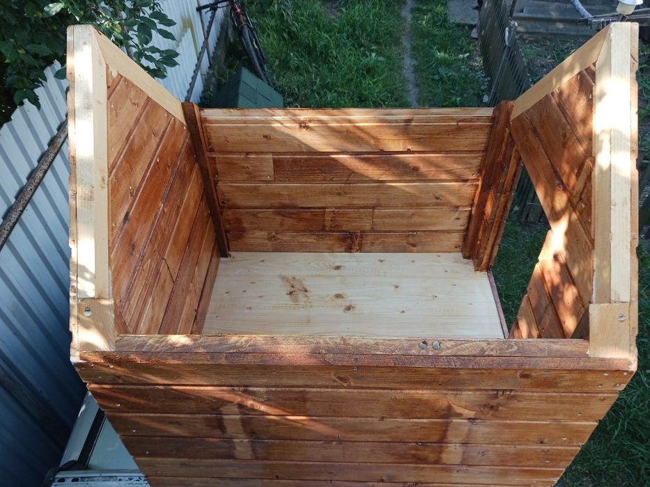 Cușca câine din lemn izolată