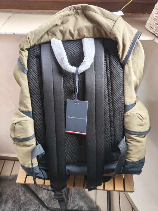 Tommy Hilfiger rucsac drumeții cu multiple compartimente culoare kaki nou original