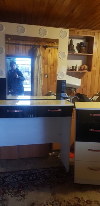 срочно продам стол визажиста