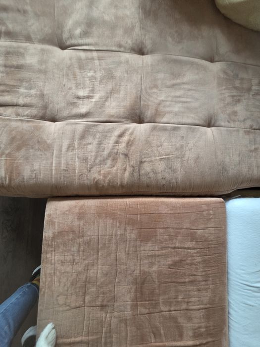 Диван - разтегателен с масто за съхранение.