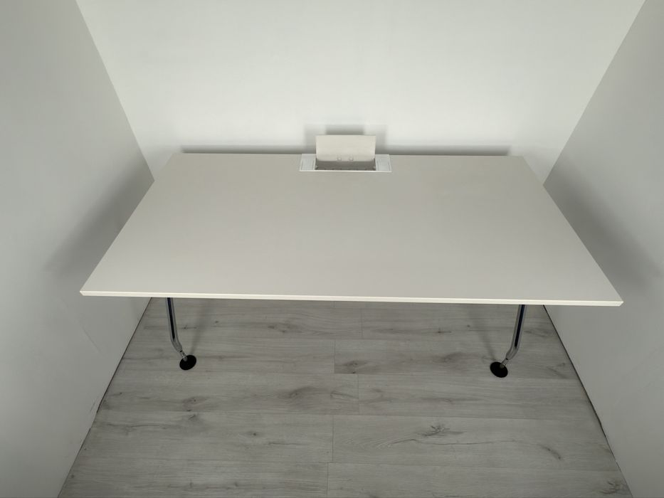 Бюро от марката  на Vitra Ad Hoc Design обзавеждане