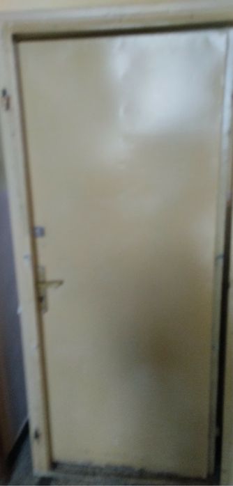 Метална врата.