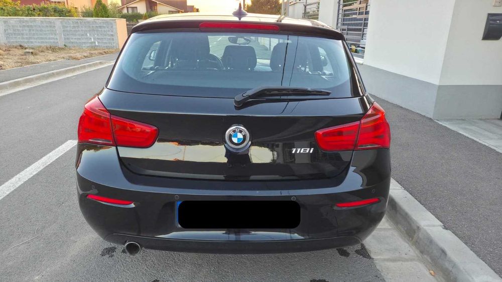 Vând BMW Seria 1 118i, an 2018, motor 1.5 benzină, 136 CP, cutie manuală 6 trepte, aproximativ 107.000 km.