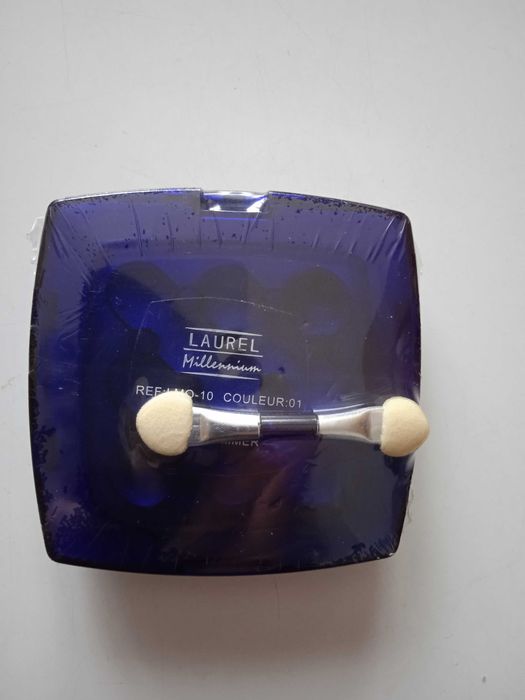 Нови сенки за очи перли в синьо-сив цвят