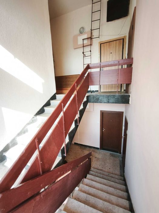 Продавам тристаен апартамент в гр. Перник кв. Изток - снимка 8