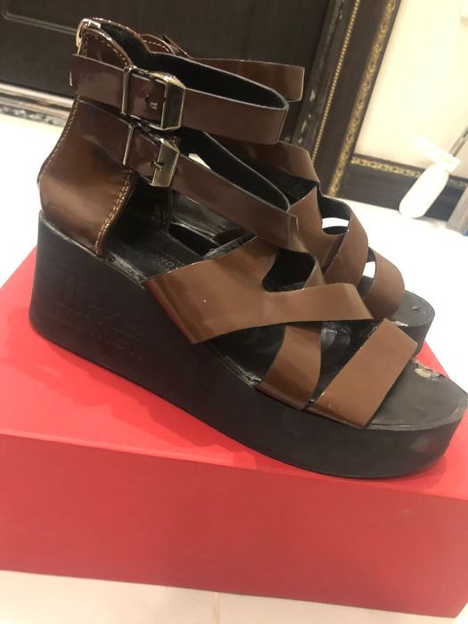 Продается босоножки