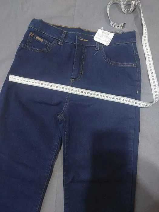 Джинсы  LCWAIKIKI на 10-11 лет рост 140-146 см с подкладом.
