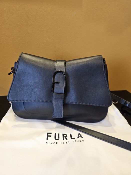 Чанта Furla
Състав- естествена кожа
Цена: 220евро
