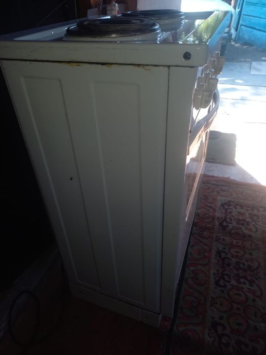 Продам электроплиту с духовкой