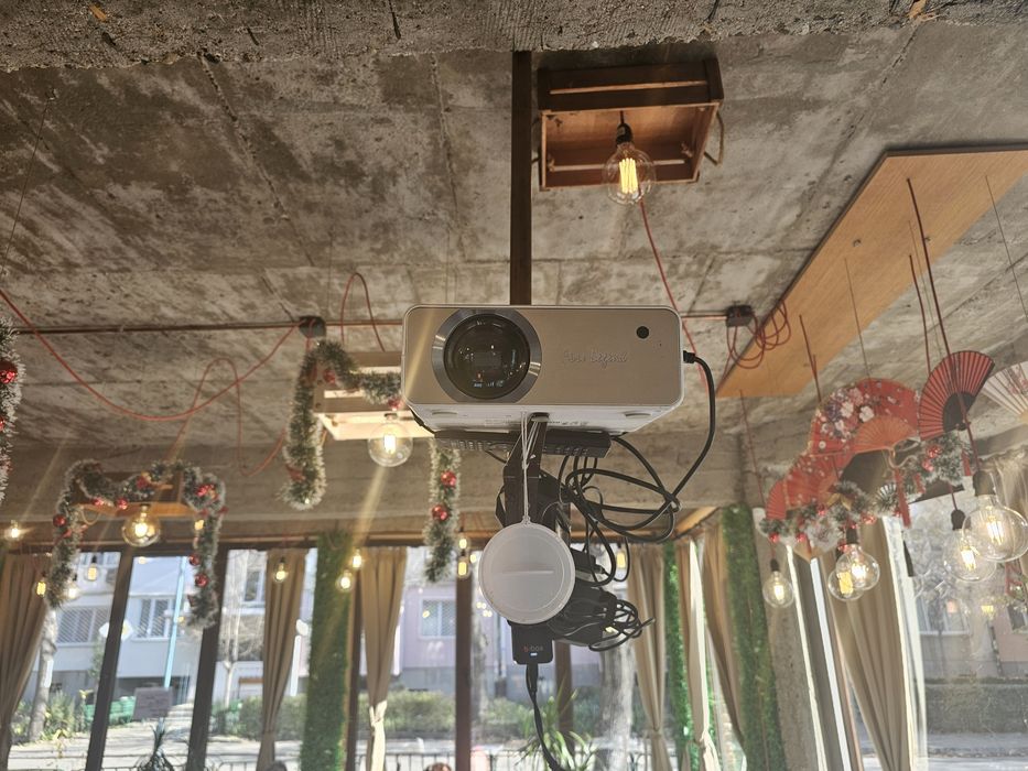 Прожектор заедно с платното