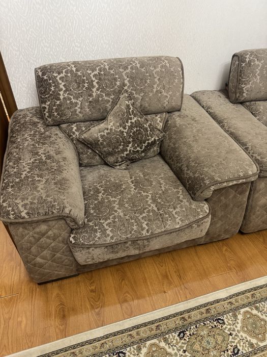 Диван с креслом.