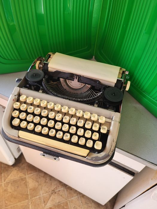 Стара пишеща машина с калъф - 42 лв
