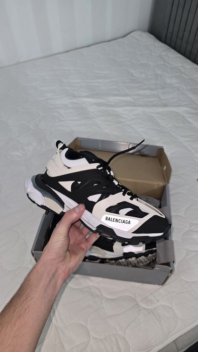 vând balenciaga track