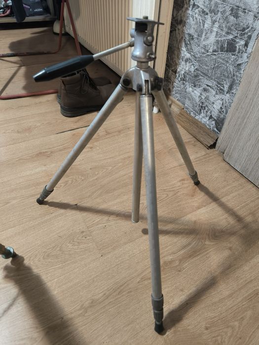 Продавам геодезически статив и лазерен нивелир