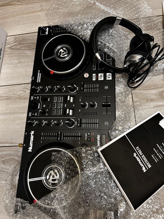 Диджейски пулт Numark+Numark слушалки