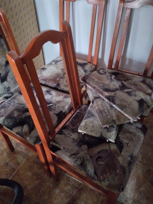 Дървени столове.