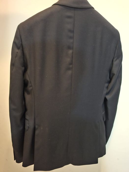 Vând  costum si un sacou