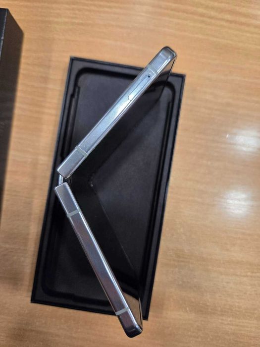 Galaxy Z Flip5  и  Galaxy Watch 4  - комплект ,  неразличими от нови