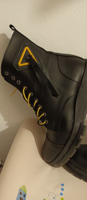 Ghete dama marimea 39
Ghete negre din piele naturala cu detaliu galbe