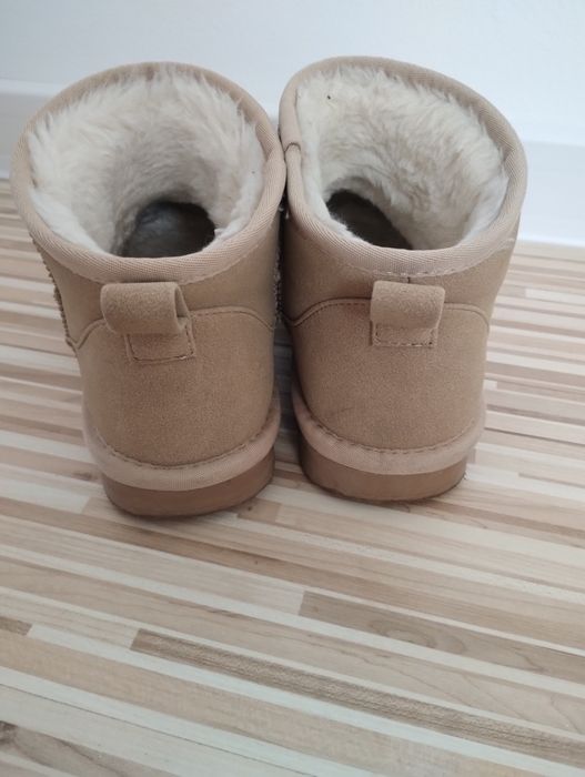 Ugg scurte nr 34
