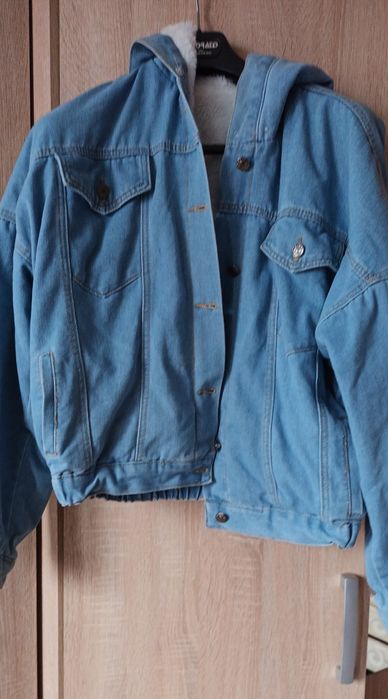 Geaca de blugi superba  imblanita cu gluga marimea xl format oversize