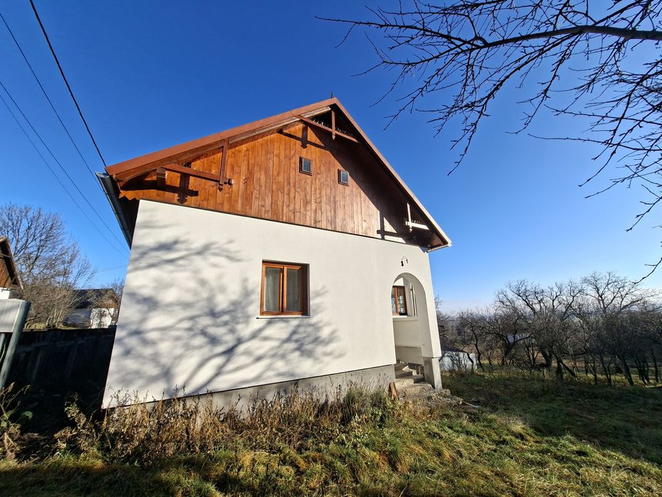 Casă renovată de vânzare