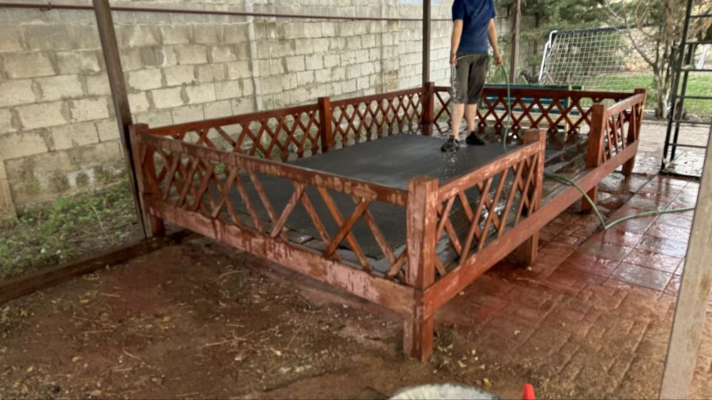 Топчан деревянный.