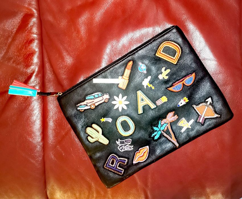 Чанта Zara Зара с апликации нашивки значки черна с цип без презрамка