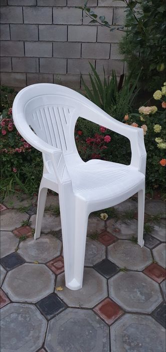 Пластиковый  стол и 4 стула