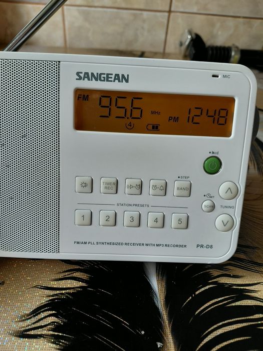 Vind radio portabil și la curent Sangean PR-D8,model foarte rar