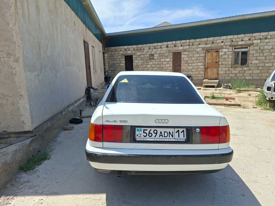 Автомобиль Ауди 100 с4