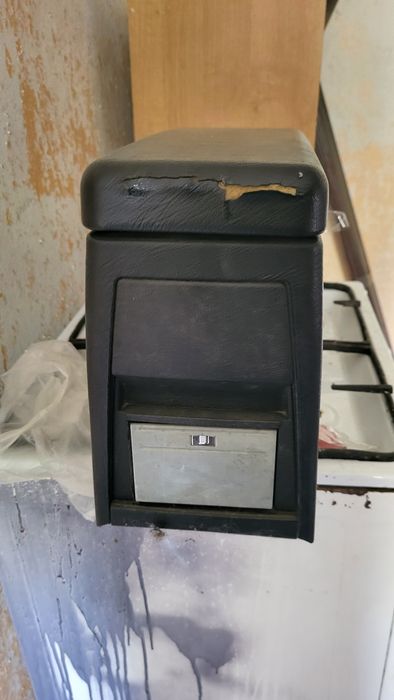 Продам подлокотник на мерс 202