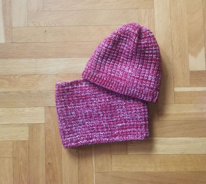 Комплект от плетена шапка и шал в червено и бяло