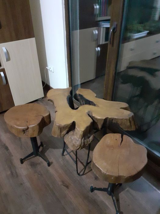 Vând măsuță cu două scăunele