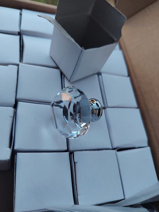 Butoni sticlă mobila