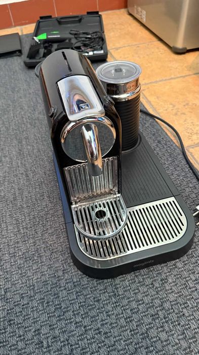 Aparat cu capsule Nespresso MagiMix cu dispozitiv de spumare a laptelui.