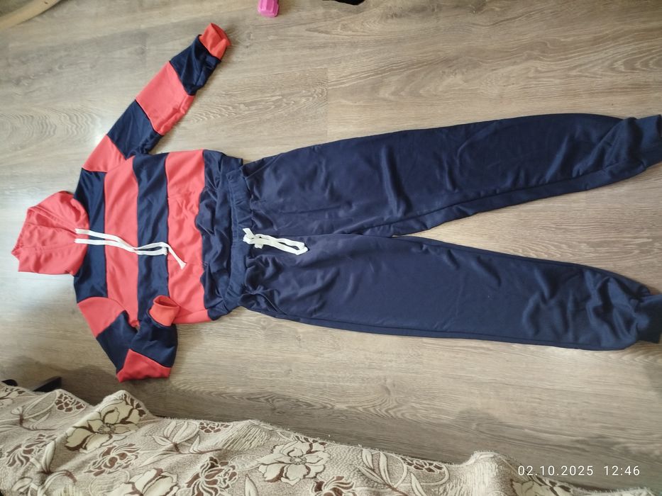 Продается женский  спортивный костюм
