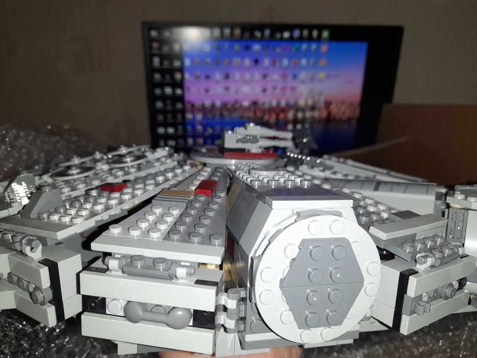 LEGO Star Wars 75105 Millennium Falcon