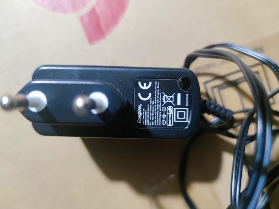 Încărcător universal pentru acumulatori.