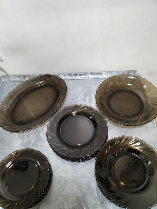 Продам французкий набор тарелок.