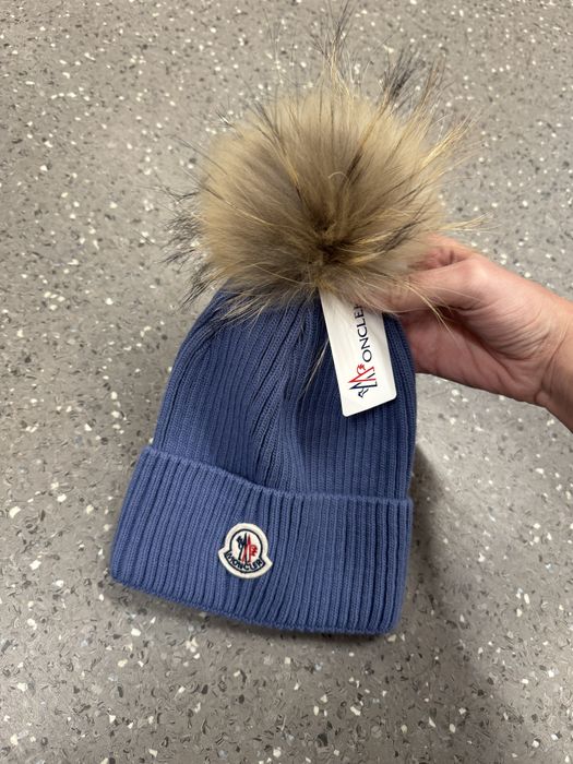 Caciuli Moncler cu mot din blana naturala