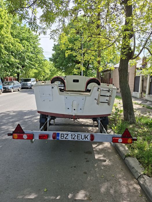 Barca Beneteau semicabinata cu peridoc Ellebi
