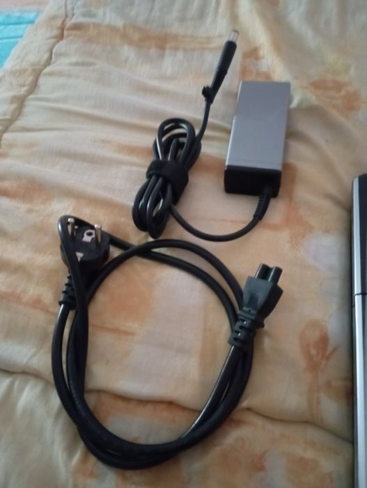 Лаптоп hp,със зарядно устройство.