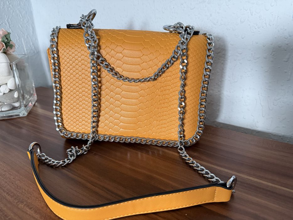 Дамска чанта жълта