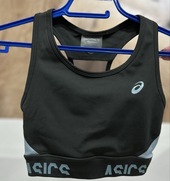 Дамско спортно бюстие на asics