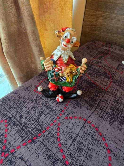 Фигурки на клоуни изработени от полирезин.