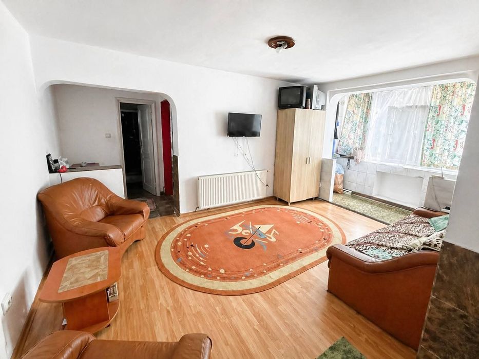 Vând apartament 2 came in centrul  orașului Pitești