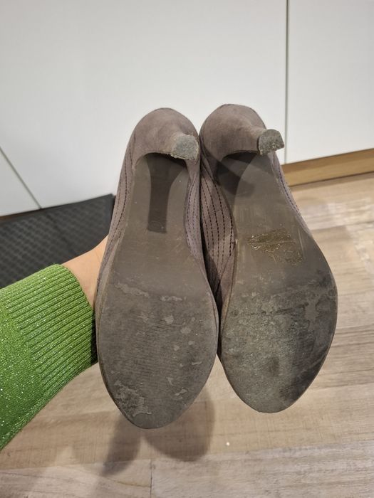 Обувки от велур с декоративни шевове.