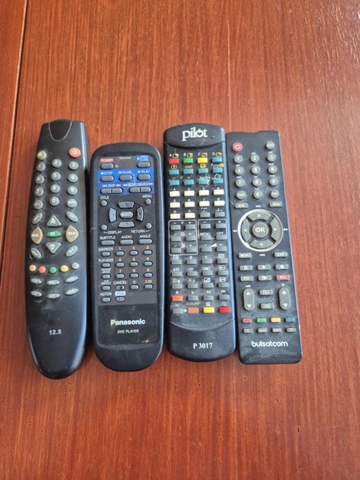 Четири броя дистанционни