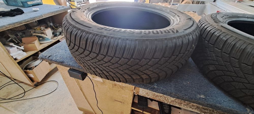 Vând 2 anvelope Bridgestone